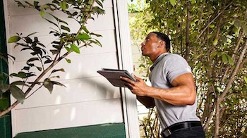 Un hombre inspecciona una parte del techo de un pórtico