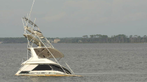 La marea sube en un barco medio hundido en la bahía.